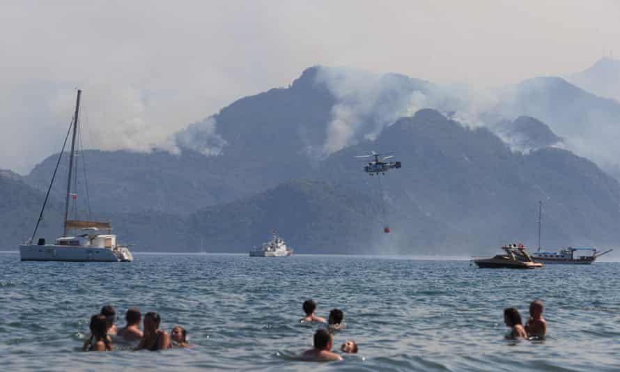 Un elicopter raspunde la incendiul forestier izbucnit in districtul Marmaris din Mugla, Turcia.