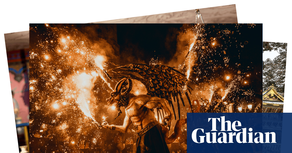 Venice carnival, flamenco fashion and a fire beast: photos of the weekend