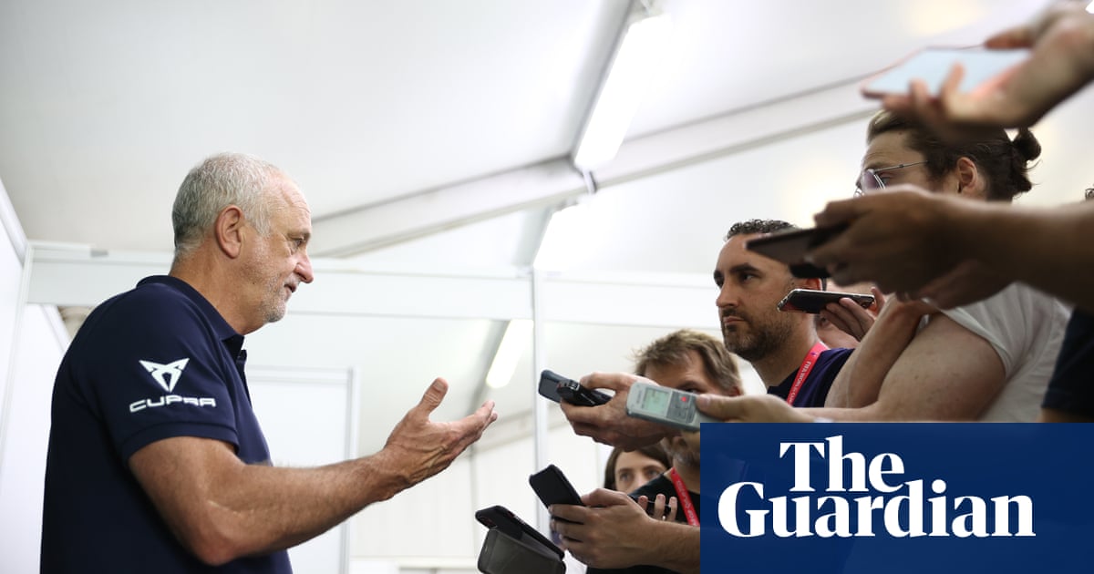 Graham Arnold warns Socceroos of social media perils before crunch World Cup game Graham Arnold warns Socceroos of social media perils before crunch World Cup game
