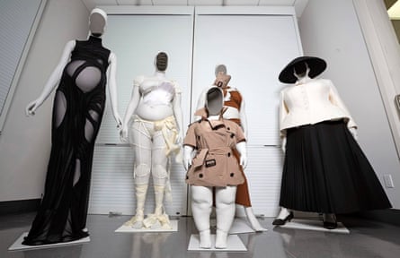 Five mannequins of different shapes and sizes, and pregnant, in costumes.
