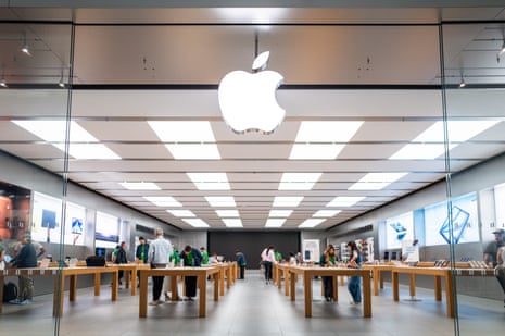 Apple’s Leadership Transition and Record Financial Performance