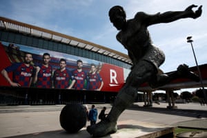 Un puñado de aficionados fuera del Camp Nou de Barcelona después de que se suspendió la temporada de La Liga.