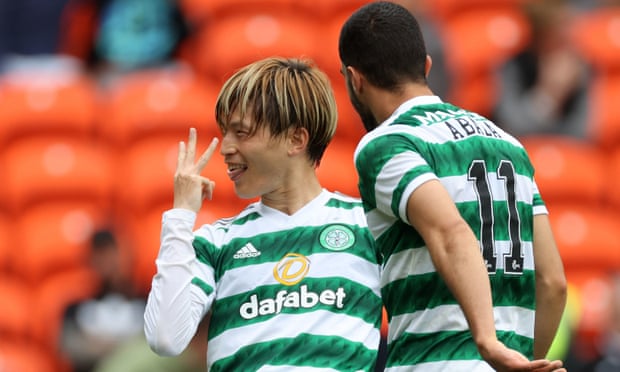 Kyogo Furuhashi del Celtic celebra marcar su tercer gol en la goleada