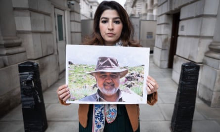 Roxanne Tahbaz tient une photo de son père, Morad Tahbaz, emprisonné en Iran, qui manifeste devant le Bureau des affaires étrangères, du Commonwealth et du développement (FCDO).
