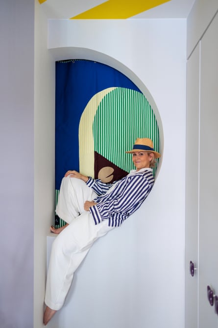 في المقدمة: كلود كارتييه متكئًا في مكان القاعة.