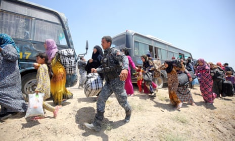 Iraqi forces help families fleeing Falluja