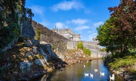 Château de Cahir et la rivière Sawyer, Cahir, comté de Tipperary, République d'Irlande.