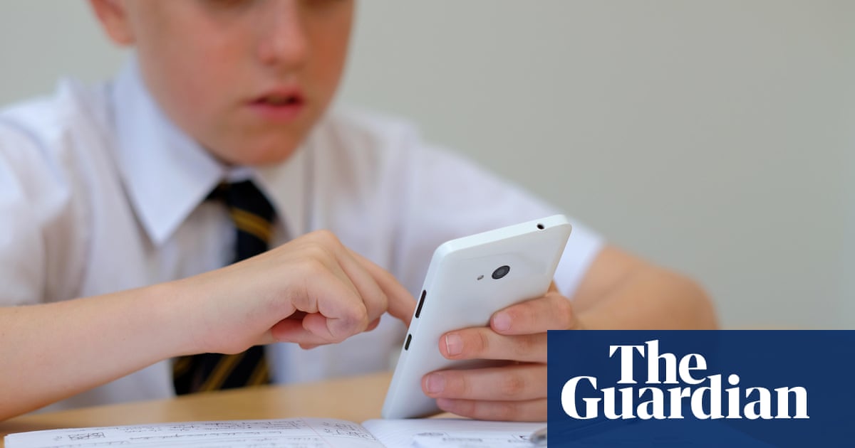 NEU Calls for Statutory Ban on School Phones Amid Survey Findings