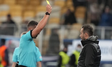 Referee Istvan Kovacs shows a yellow card to Shakhtar Donetsk’s Roberto De Zerbi in the Champions League game against Internazionale in 2021.