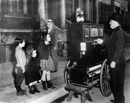 Une scène du film Les Feux de la rampe de Charlie Chaplin (1952) mettant en vedette Michael, Joséphine et Geraldine Chaplin. Charlie est à l’arrière-plan.