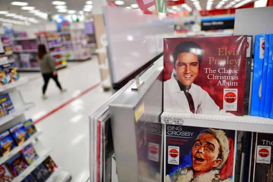 Los discos de vinilo con temas navideños de Elvis Presley y Bing Crosby se exhiben para la venta en una tienda Target en King of Prussia, Pensilvania, EE.