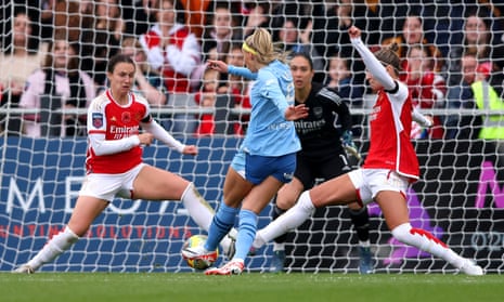 Chloe Kelly of Manchester City scores.