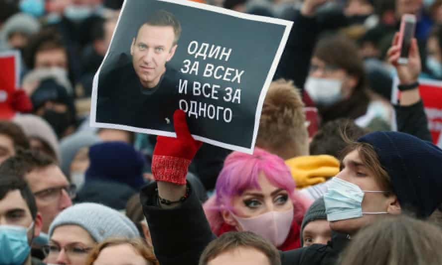 Un hombre sostiene un retrato de Alexei Navalny en un mitin en Moscú.