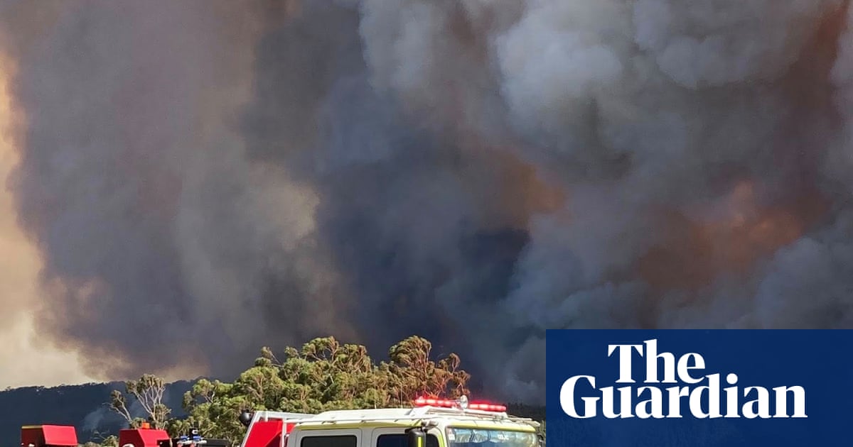 Victorians urged to evacuate Otways as massive fire threatens to spread east towards more than 1,000 homes
