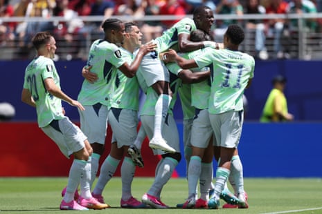 Breel Embolo comemora com os companheiros após marcar pênalti.