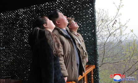 کیم جونگ اون، مرکز، و دخترش در سمت چپ، آزمایش موشکی روز پنجشنبه را در عکسی که کره شمالی منتشر کرده است، تماشا می کنند.