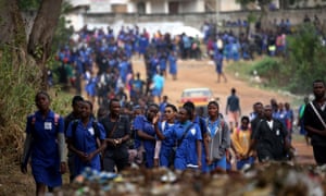 Leerlingen verlaten de school in Mbalmayo, een dorp ten zuiden van Yaoundé