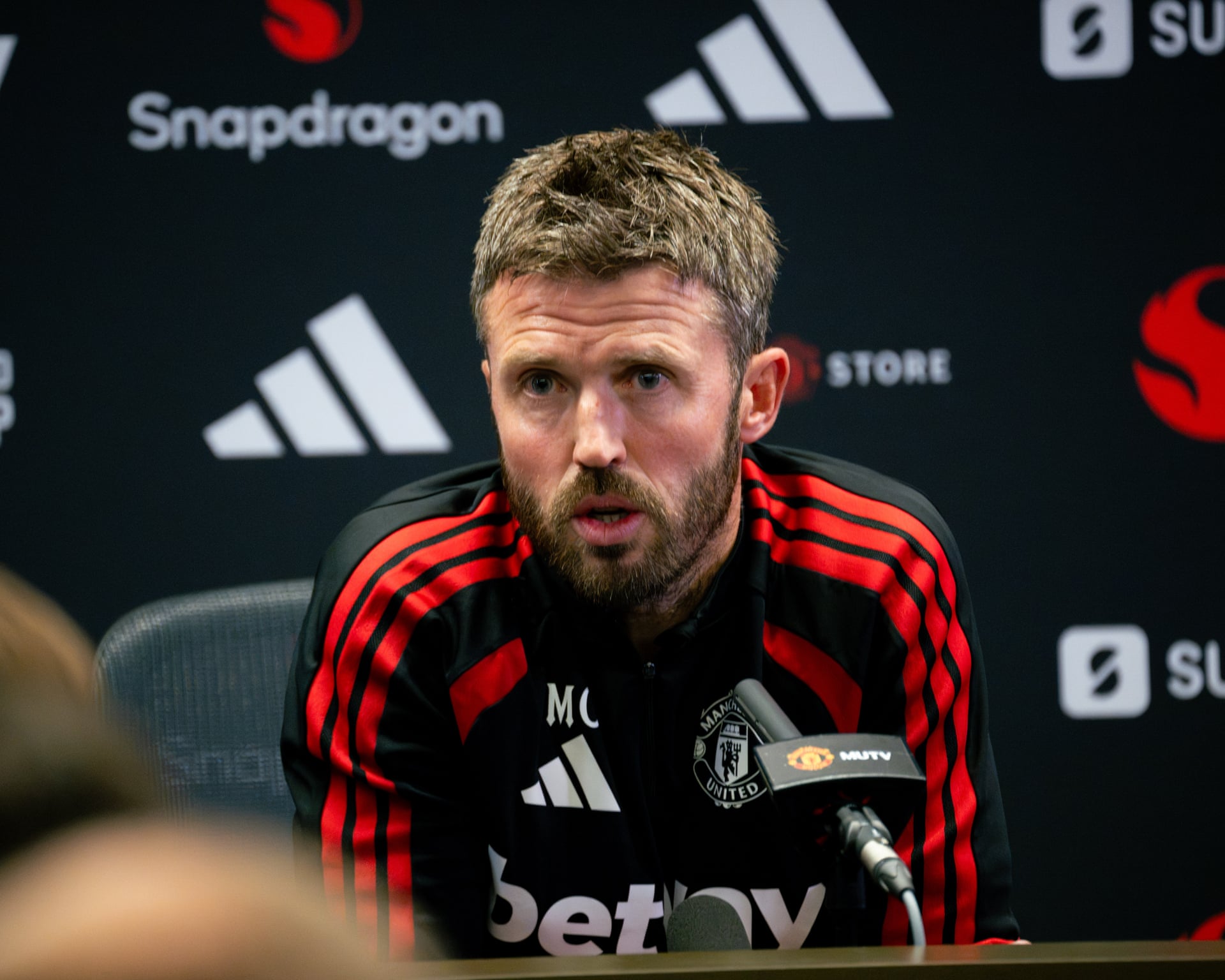 Photo : The Guardian Manchester United : Senne Lammens soutient l'entraîneur Michael Carrick