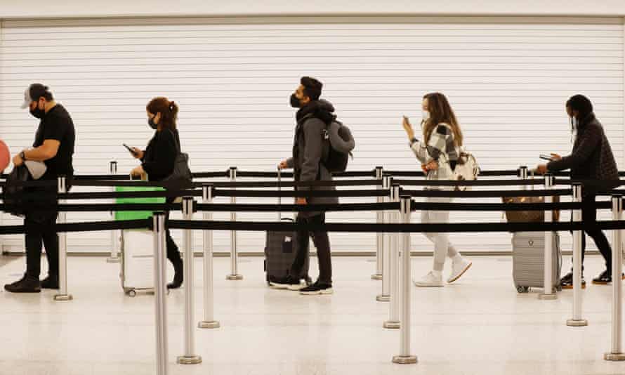 Passagers faisant la queue à l'aéroport Logan de Boston.