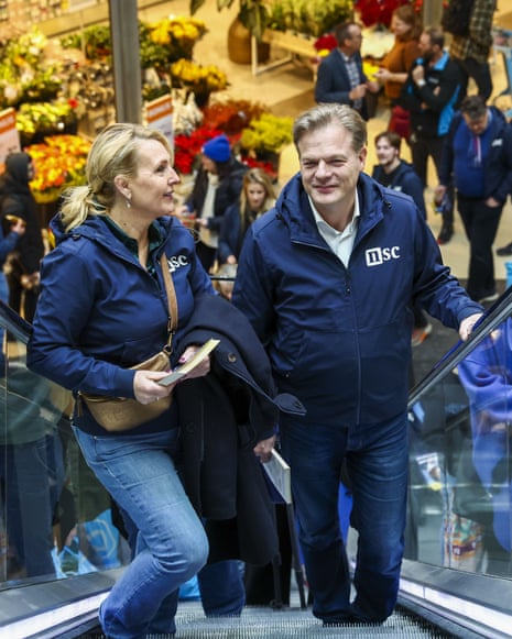 NSC party leader Pieter Omtzigt campaigning at the Diemerplein shopping center in the run-up to the House of Representatives elections.