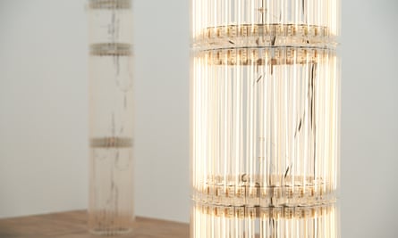 'Le néon à la lumière du jour est un grand plaisir' ... des colonnes de lumières LED élancées, dans le cadre de ....)( à Mostyn, Pays de Galles