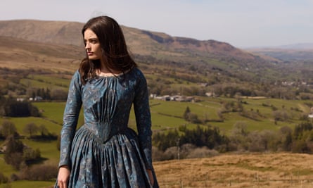 Emma Mackey dans Emily.