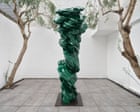 Tony Cragg, vincitore del Turner Prize, accoglie con serenità i visitatori che scattano selfie con le sue sculture