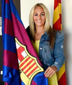 Toni Duggan poses with a Barcelona flag.