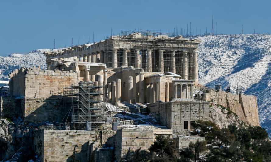 Η Ακρόπολη στο κέντρο της Αθήνας είναι χιονισμένη.