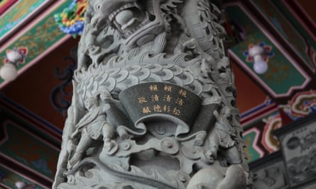 A temple pillar in Wanli bears the inscriptions of the Lai family.
