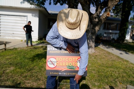 Jake Furstenfeld, a cattle rancher, places a ‘boycott carrots’ sign outside a house New Cuyama.
