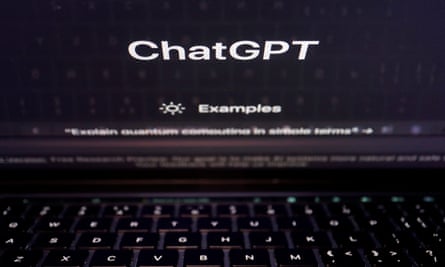 Um teclado refletido em uma tela de computador exibindo o site ChatGPT