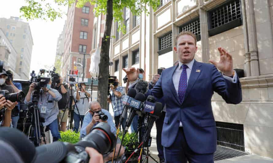 Andrew Giuliani, Sohn von Rudy Giuliani, spricht vor der Wohnung seines Vaters in Manhattan vor den Medien