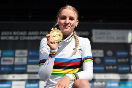 Cat Ferguson with her gold medal at the 2024 UCI World Road Championships