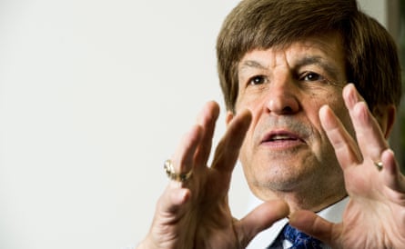 Allan Lichtman bën gjeste ndërsa flet