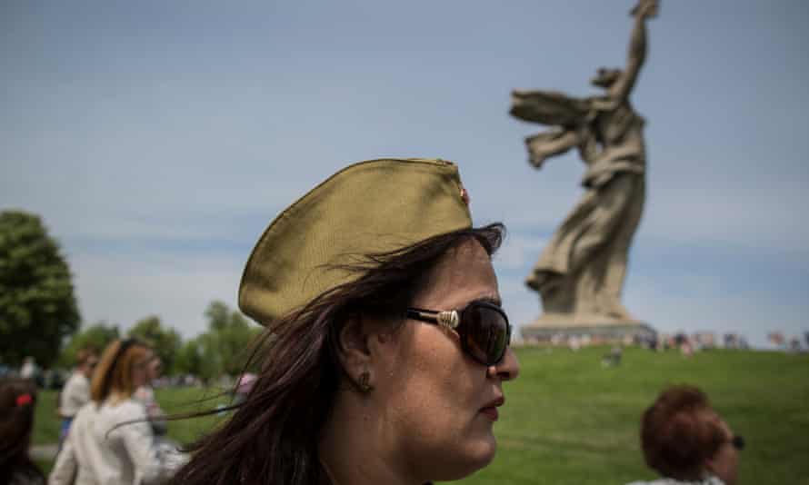 Un manifestante celebra el Día de la Victoria en la colina de Mamayev Kurgan.