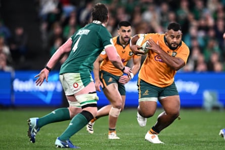 Taniela Tupou runs the ball.