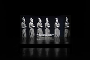 Video installation shows six repeated images of a woman in traditional dress, with Spanish subtitles