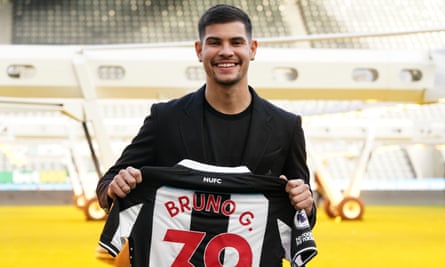Kedatangan Bruno Guimarães pada Januari 2022 merupakan momen kunci bagi Newcastle, yang mengalahkan Arsenal dan Juventus untuk mendapatkan tanda tangan pemain Brasil itu.