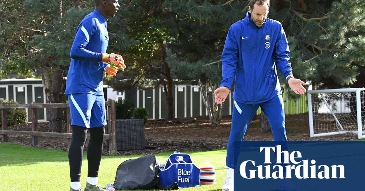 Petr Cech included in Chelseas Premier League squad while Arsenal omit Özil