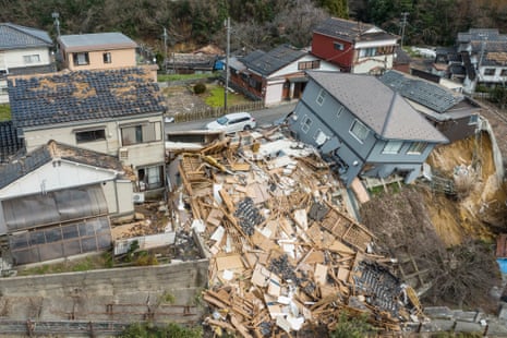 Deze luchtfoto toont beschadigde en vernielde huizen langs een straat in Wajima, prefectuur Ishikawa.