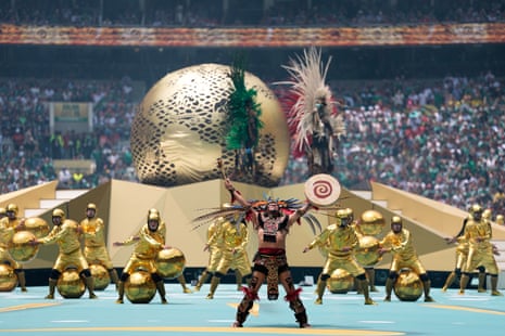 Artistas em campo durante a cerimônia de abertura.