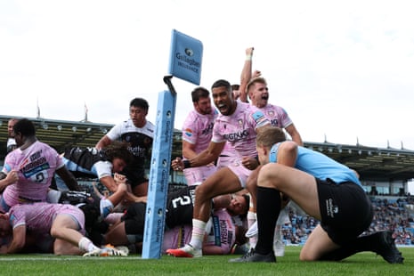 Gloucester celebrate and Ben Loader shouts near the try-line