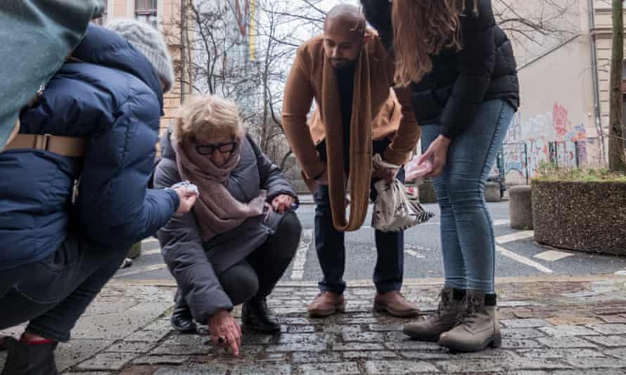 Un grup de berlinesos en una iniciativa de neteja de Stolpersteine.