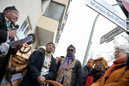 Jean-Yves Eboumbou Douala Manga Bell (Dritter von links), ein Nachkomme von Rudolph Douala Manga Bell und Emilie Manga Bell, und andere Gäste nehmen an der Eröffnungszeremonie teil.