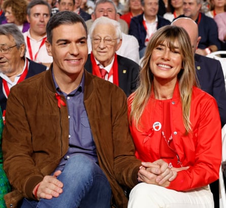 Pedro Sánchez sitting with Begoña Gómez.