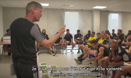 Ronan O’Gara talks to his players at La Rochelle in August.