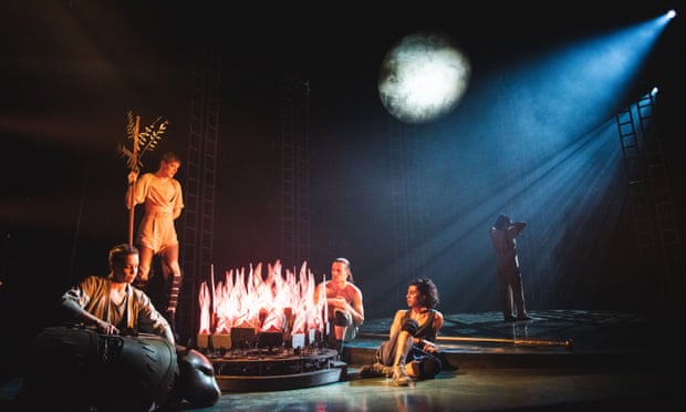 Le casting pour tenir Achille sur scène, sous le grand disque d'argent qui fait partie du décor, assis autour d'un feu ardent de lumières.