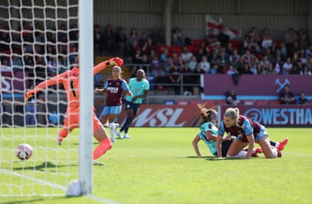 Danielle van de Donk scores for London City Lionesses against West Ham