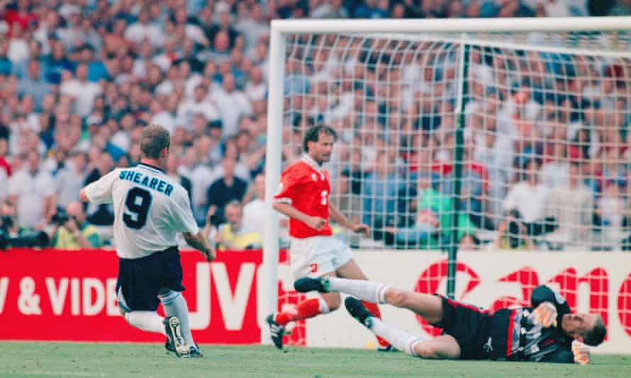 Alan Shearer bangs in England’s third goal against the Netherlands at Euor 96 thanks to a smart assist from Teddy Sheringham.